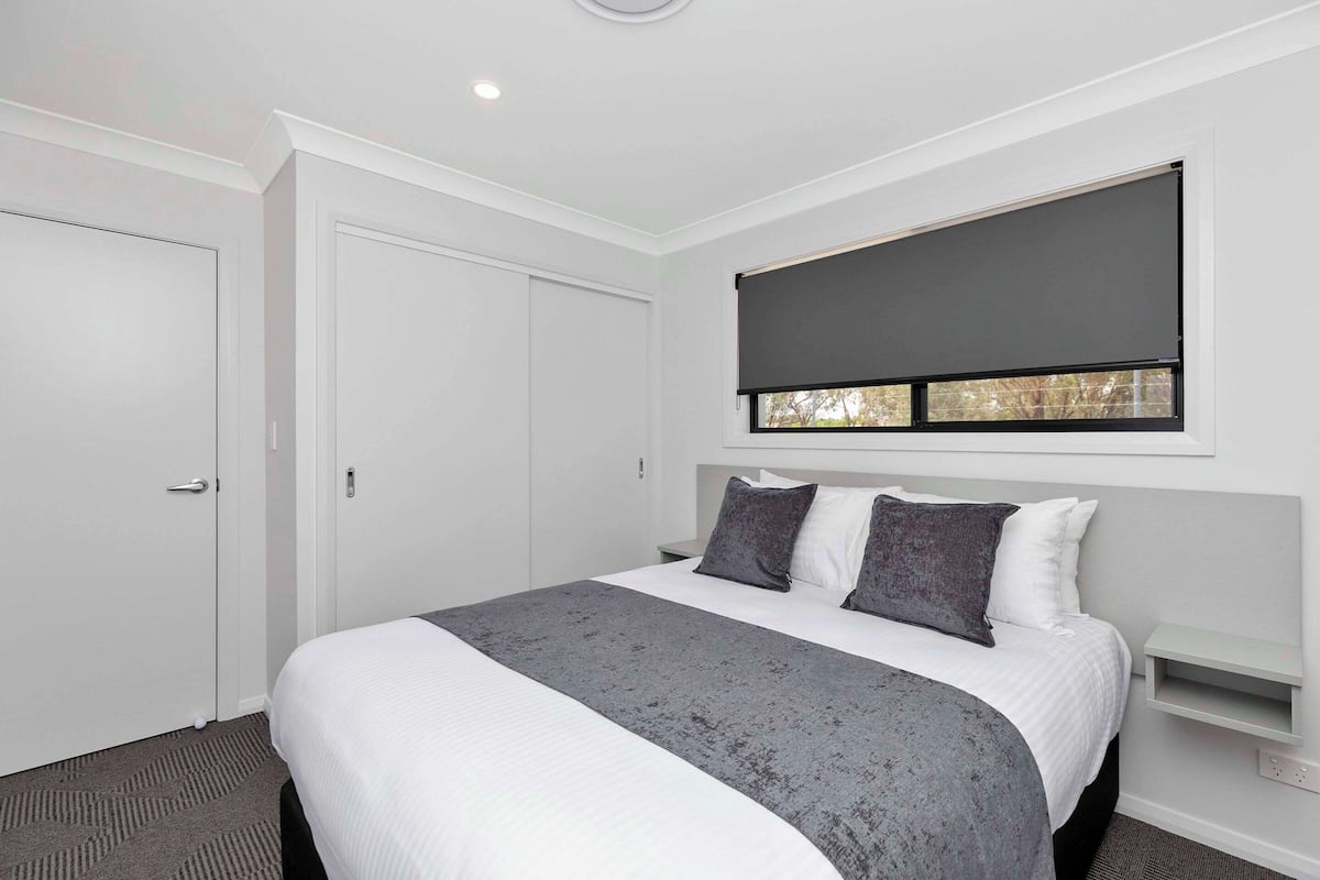 Apartment, 3 Schlafzimmer (located at 31 The Ringers Road) | Minibar, Schreibtisch, laptopgeeigneter Arbeitsplatz