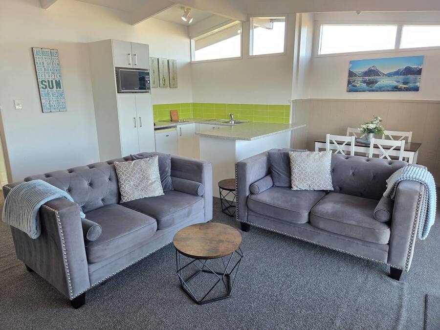 Standaard suite, 2 slaapkamers, niet-roken, kitchenette (2 Bedroom Upstairs - Lake View) | Hypoallergeen beddengoed, een laptopwerkplek, verduisterende gordijnen