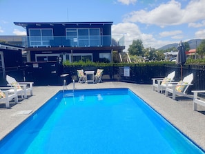 Piscina externa sazonal, espreguiçadeiras