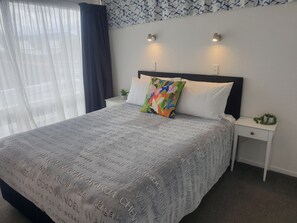 Suite estándar, 2 habitaciones, no fumadores, cocina básica (2 Bedroom Upstairs - Lake View) | Ropa de cama hipoalergénica y espacio para trabajar con un portátil