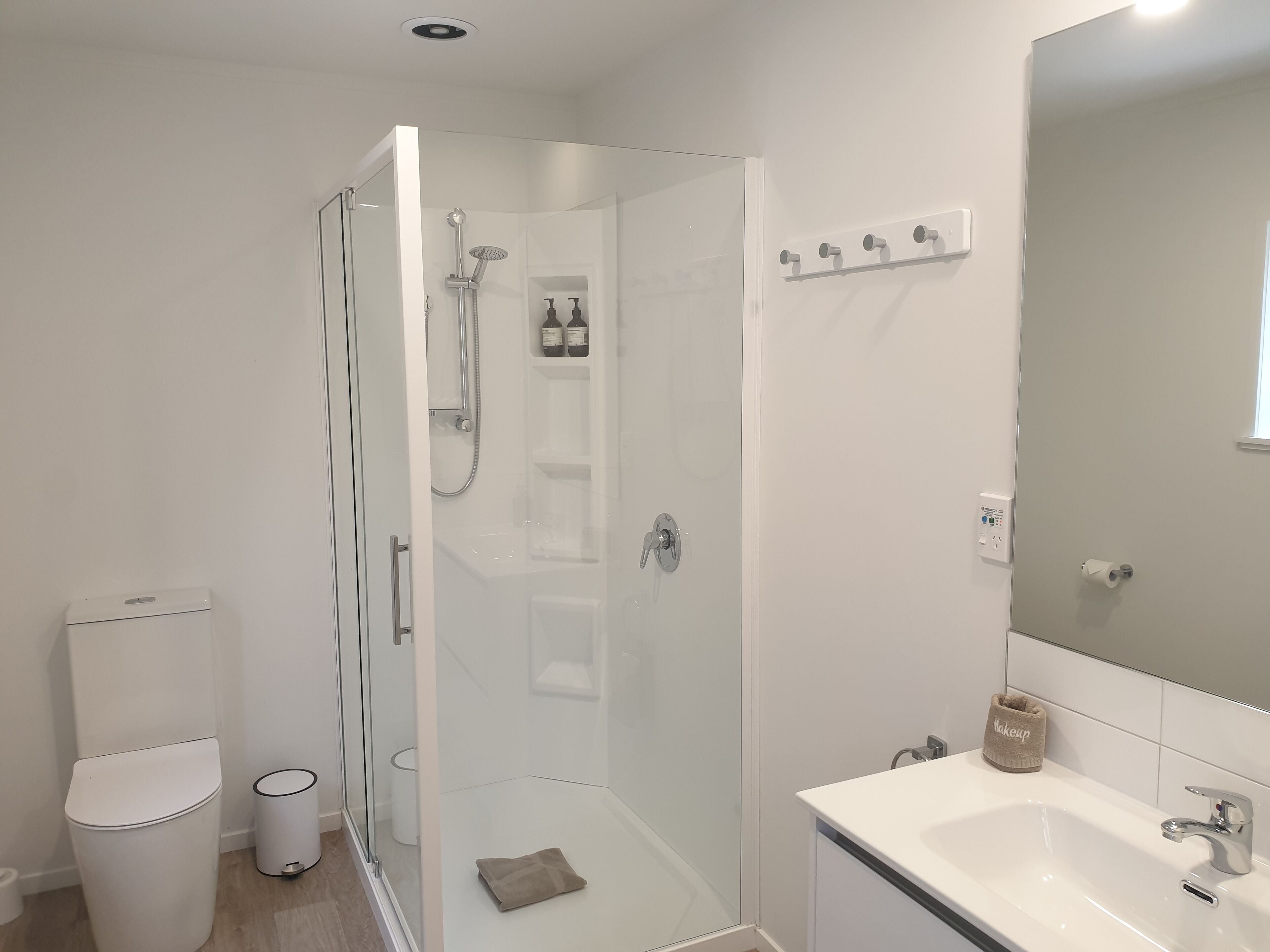 Suite Familiale, 2 chambres, non-fumeurs, coin cuisine (Family Unit) | Salle de bain | Douche, articles de toilette écologiques, sèche-cheveux