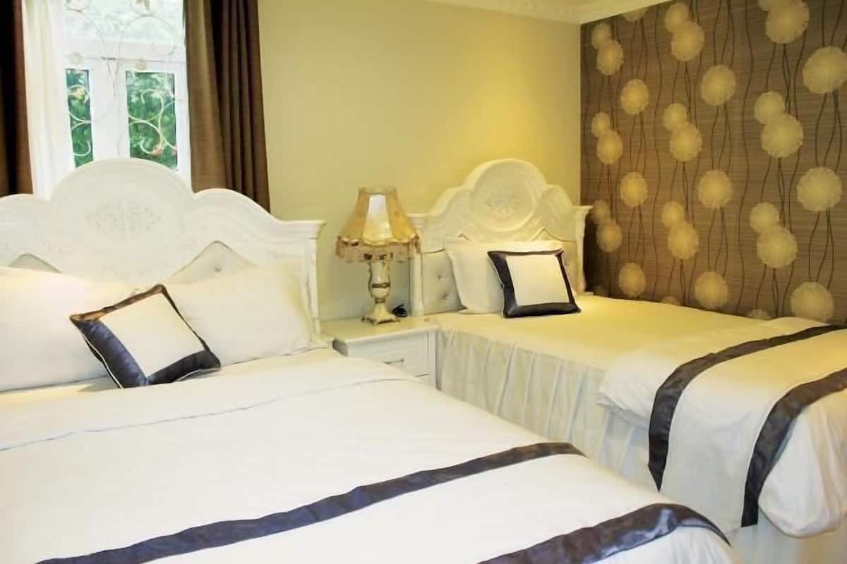 Suite Twin | Minibar, desk, free WiFi