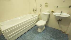Un bagno con vasca, water e lavandino.