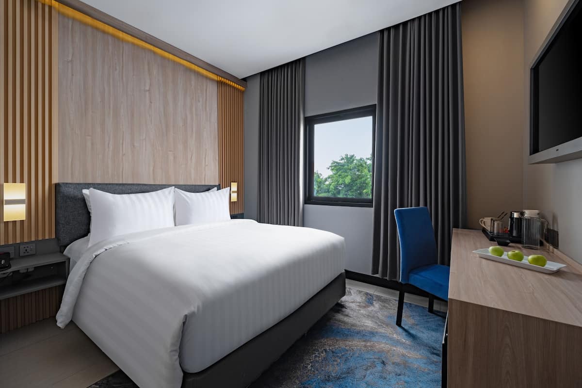In-room safe, desk, soundproofing, free WiFi