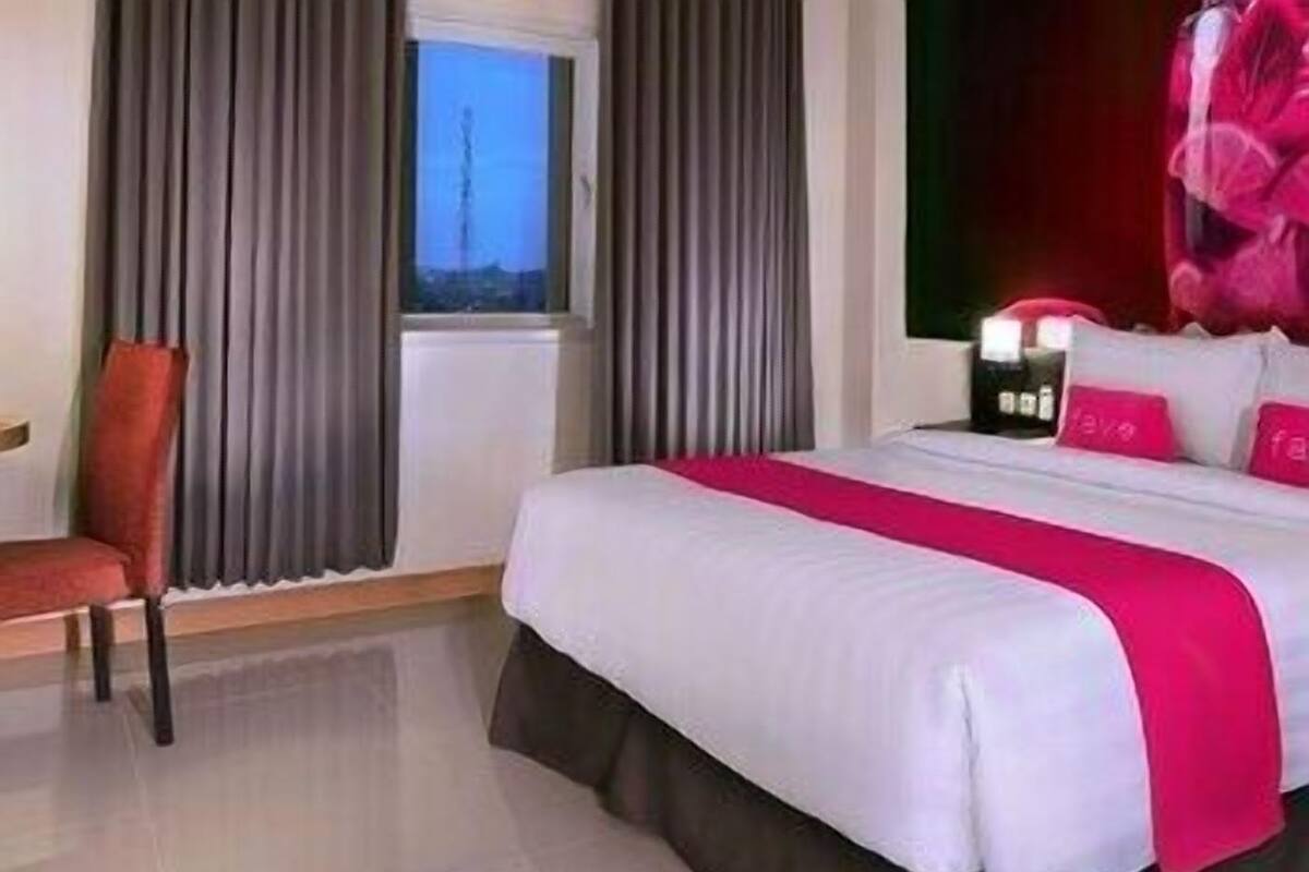 In-room safe, desk, soundproofing, free WiFi