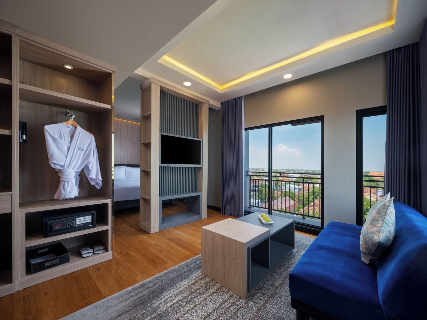 客房 (Suite) | 客房內保險箱、書桌、隔音、免費無線上網