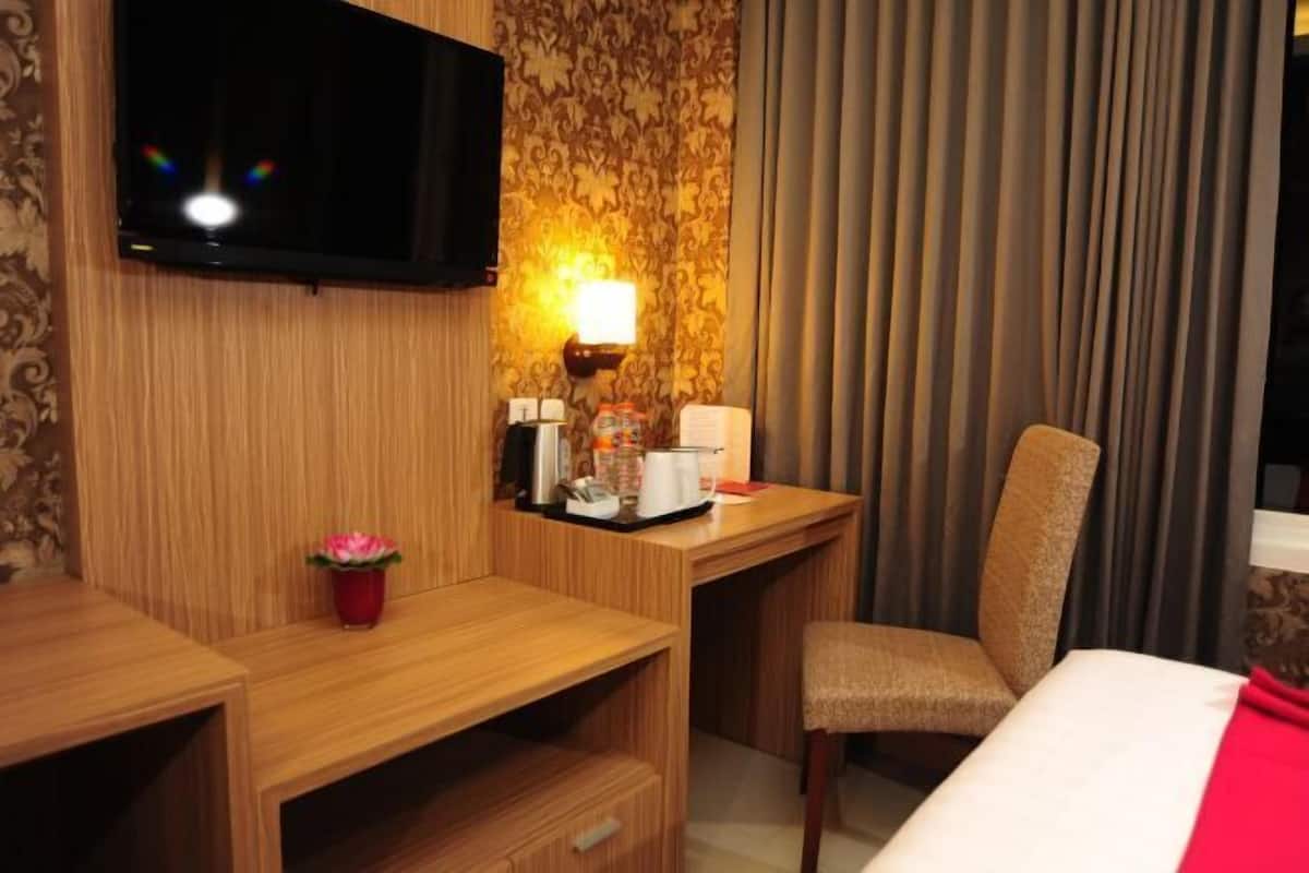 In-room safe, desk, soundproofing, free WiFi