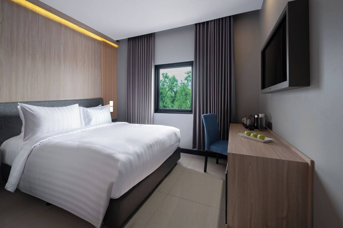 In-room safe, desk, soundproofing, WiFi (free)