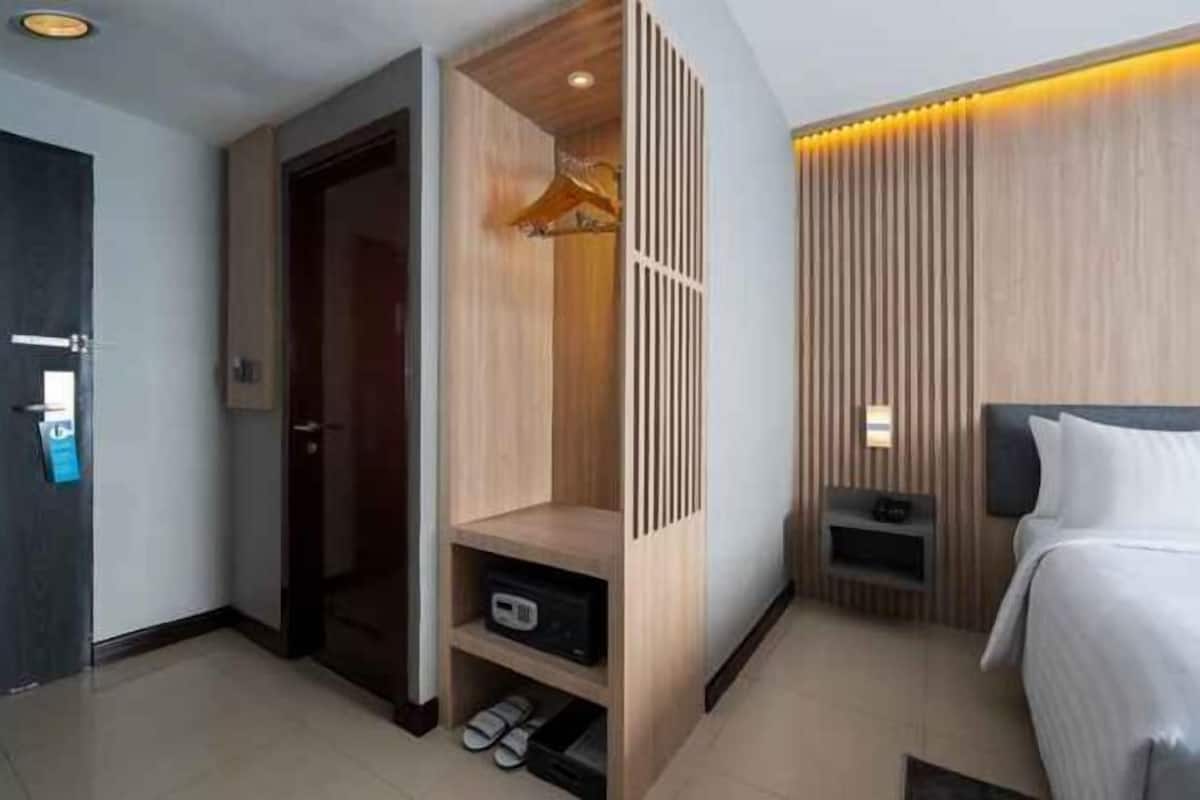 In-room safe, desk, soundproofing, free WiFi