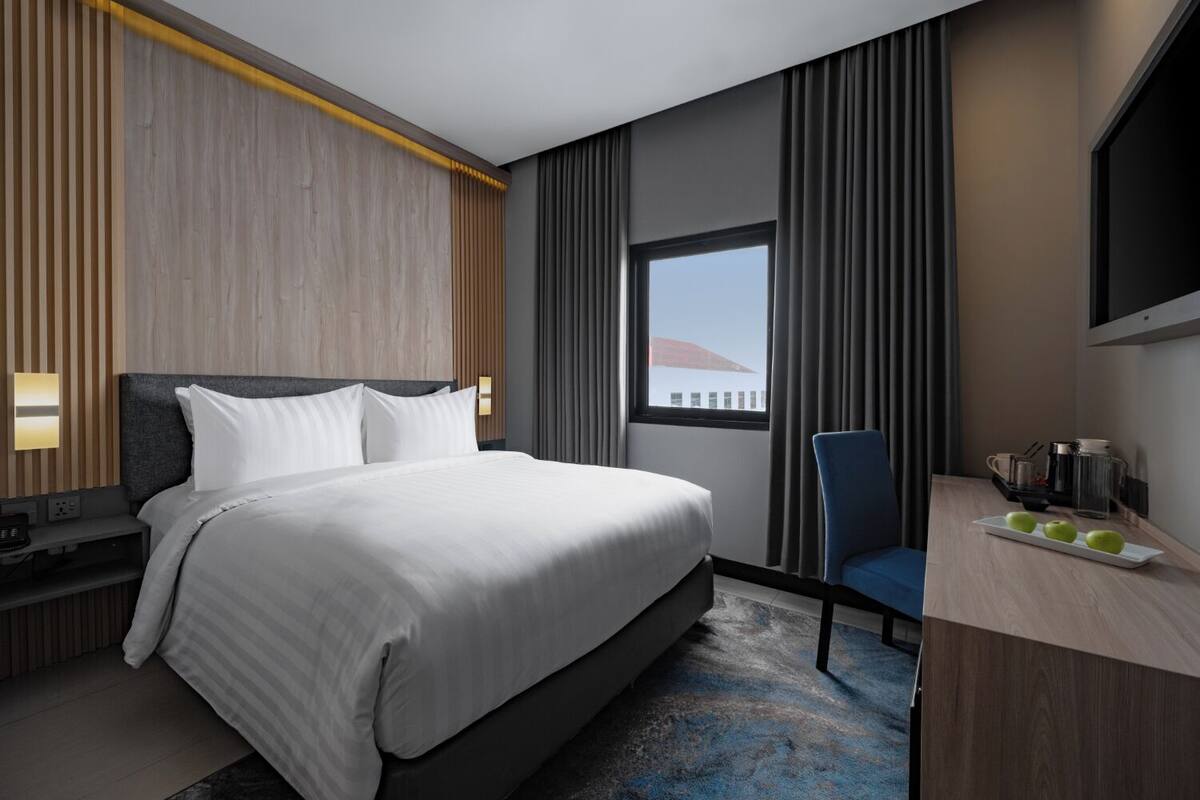 In-room safe, desk, soundproofing, WiFi (free)
