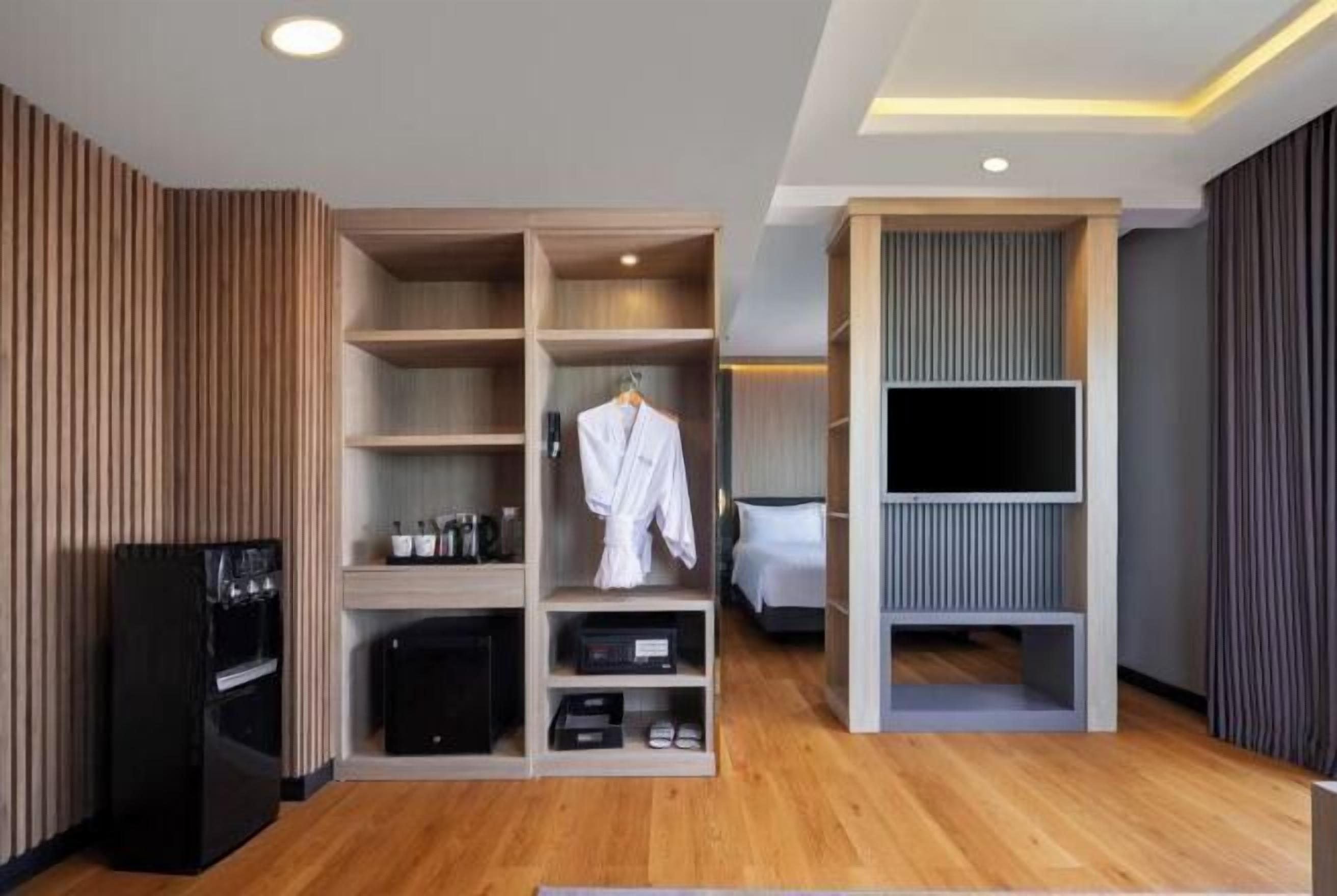 In-room safe, desk, soundproofing, free WiFi