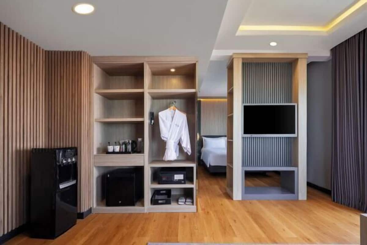 In-room safe, desk, soundproofing, free WiFi