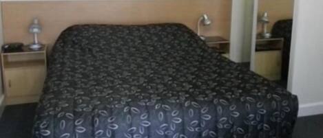 Standard Room, Non Smoking (Queen Room) | Desk, soundproofing, iron/ironing board, free WiFi