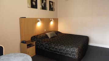 標準客房, 非吸煙房 (Large King Bed) | 書桌、隔音、熨斗/熨衣板、免費無線上網
