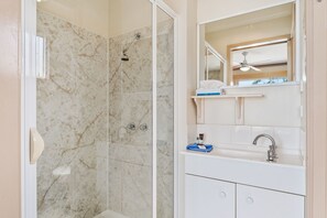 Shower, hair dryer, towels, soap - AMOS HOUSE MOTEL (Swansea)