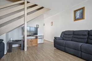 TV - AMOS HOUSE MOTEL (Swansea)