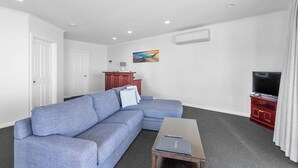 Desk, laptop workspace, iron/ironing board, WiFi (free) - Best Western Port Lincoln (Port Lincoln)