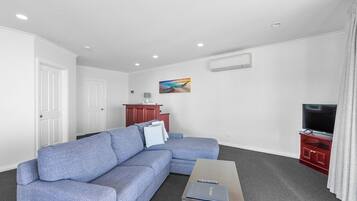 Desk, laptop workspace, iron/ironing board, free WiFi