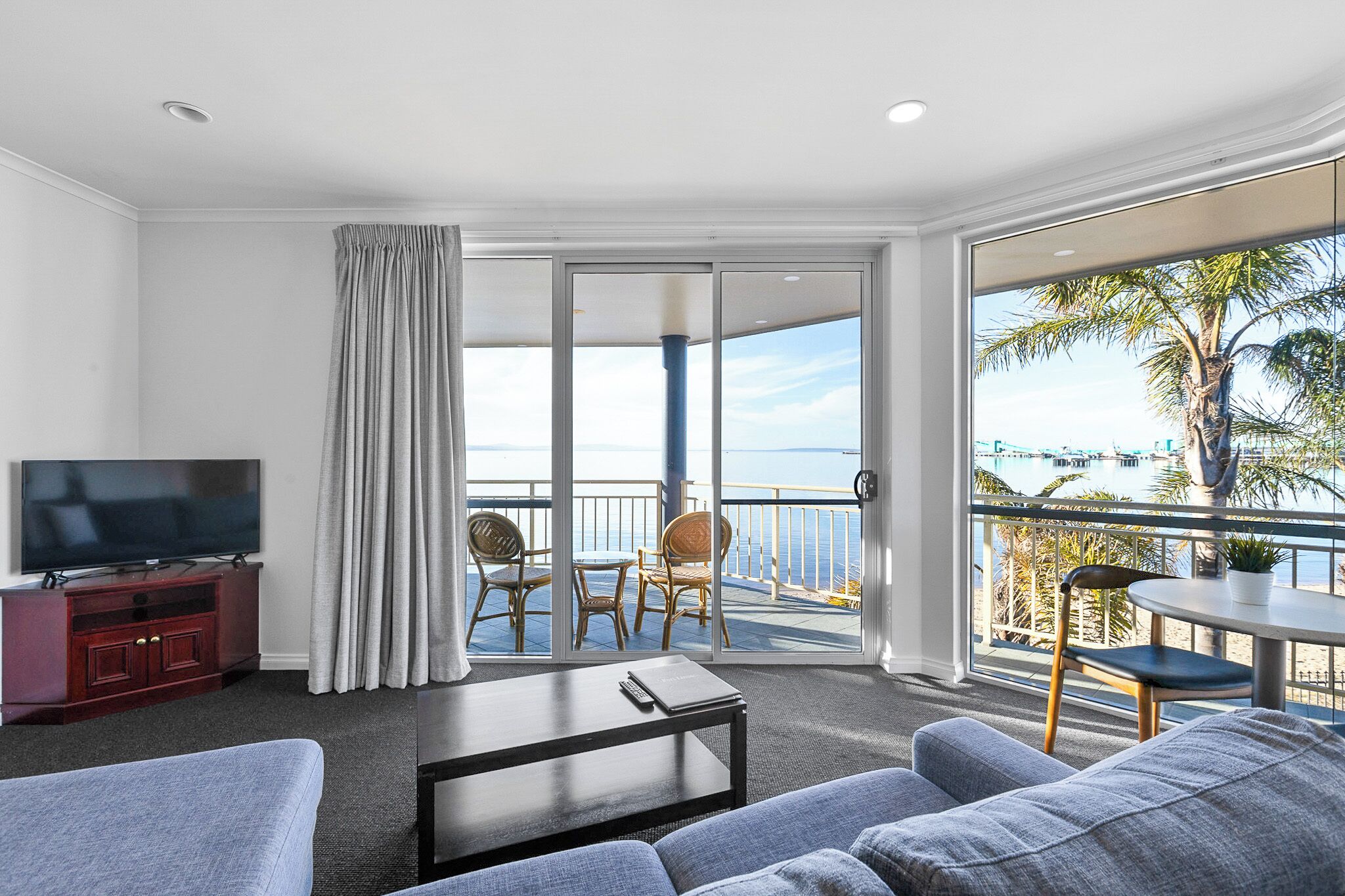 Bàn, khu vực làm việc phù hợp cho laptop, bàn ủi/dụng cụ ủi quần áo 