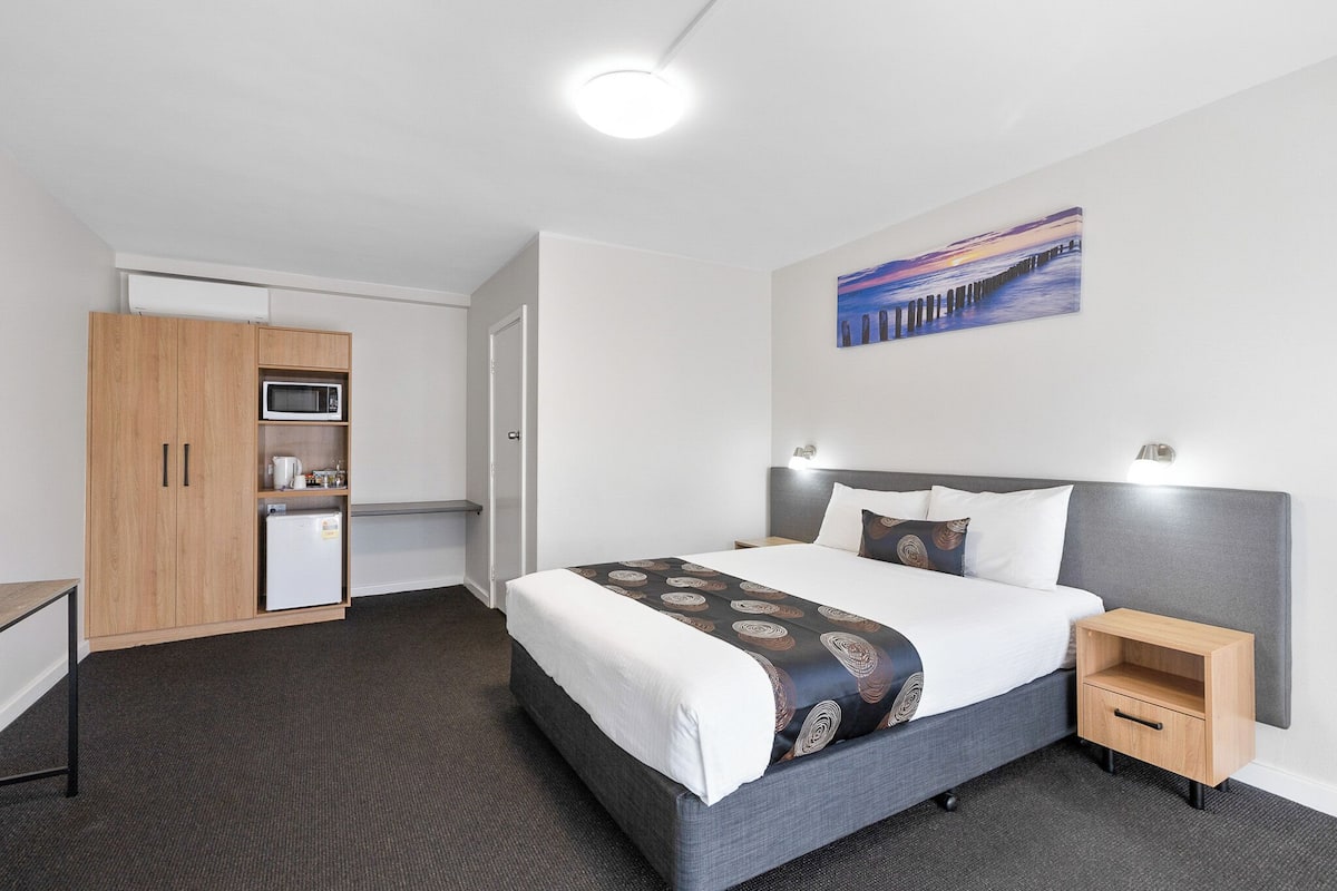 Desk, iron/ironing board, free WiFi, bed sheets