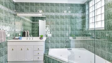 Perlengkapan mandi gratis, pengering rambut, handuk, dan sabun