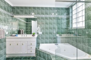 Produtos de toalete grátis, secador de cabelo, toalhas de banho 