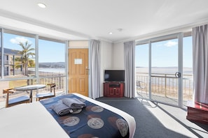 Superior-Zimmer, Mehrere Betten, Balkon, Meerblick (Larger Room) | Schreibtisch, Bügeleisen/Bügelbrett, kostenloses WLAN, Bettwäsche