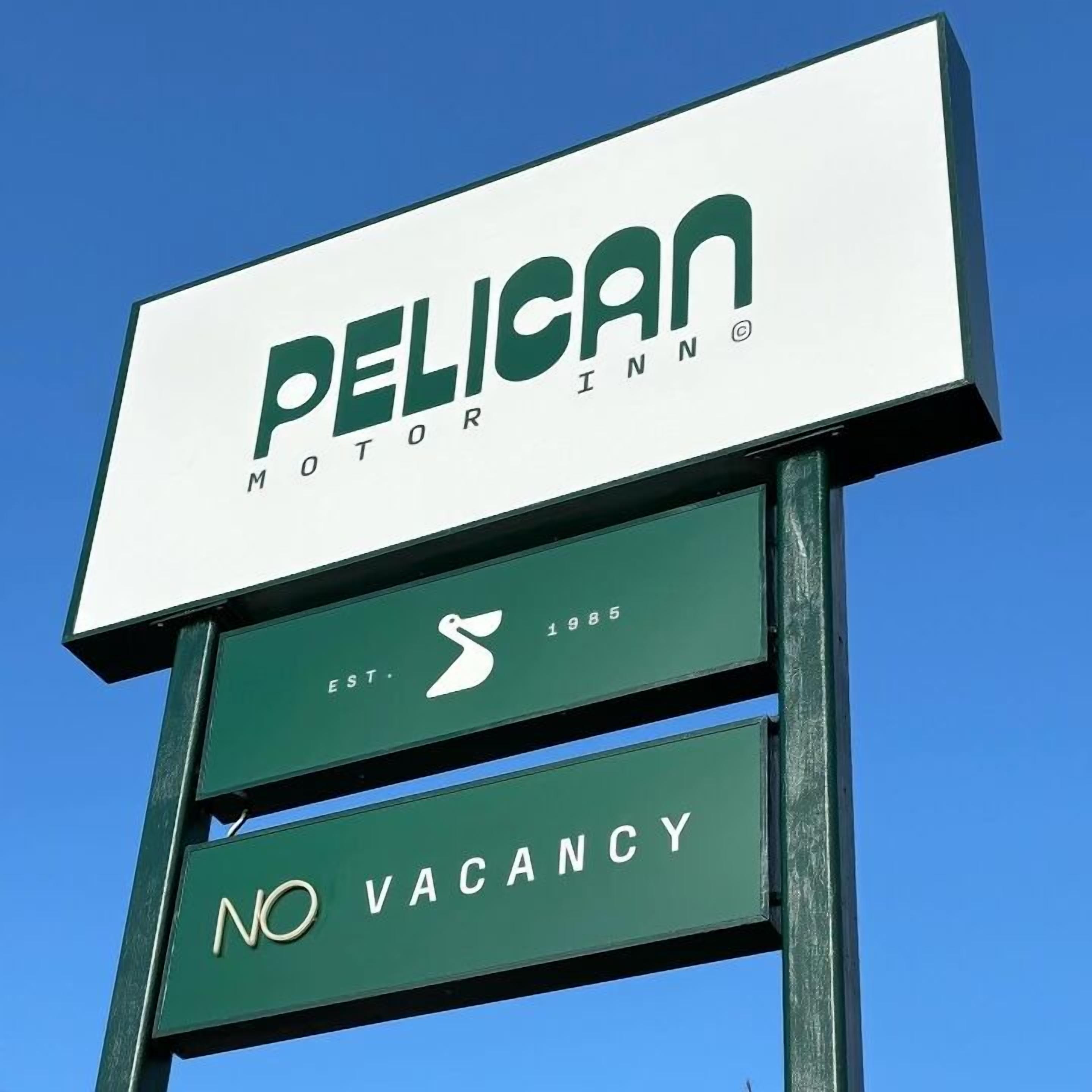 Schild des Pelican Motor Inn mit der Aufschrift 'Ausgebucht'.
