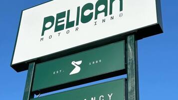 Schild des Pelican Motor Inn mit der Aufschrift 'Ausgebucht'.