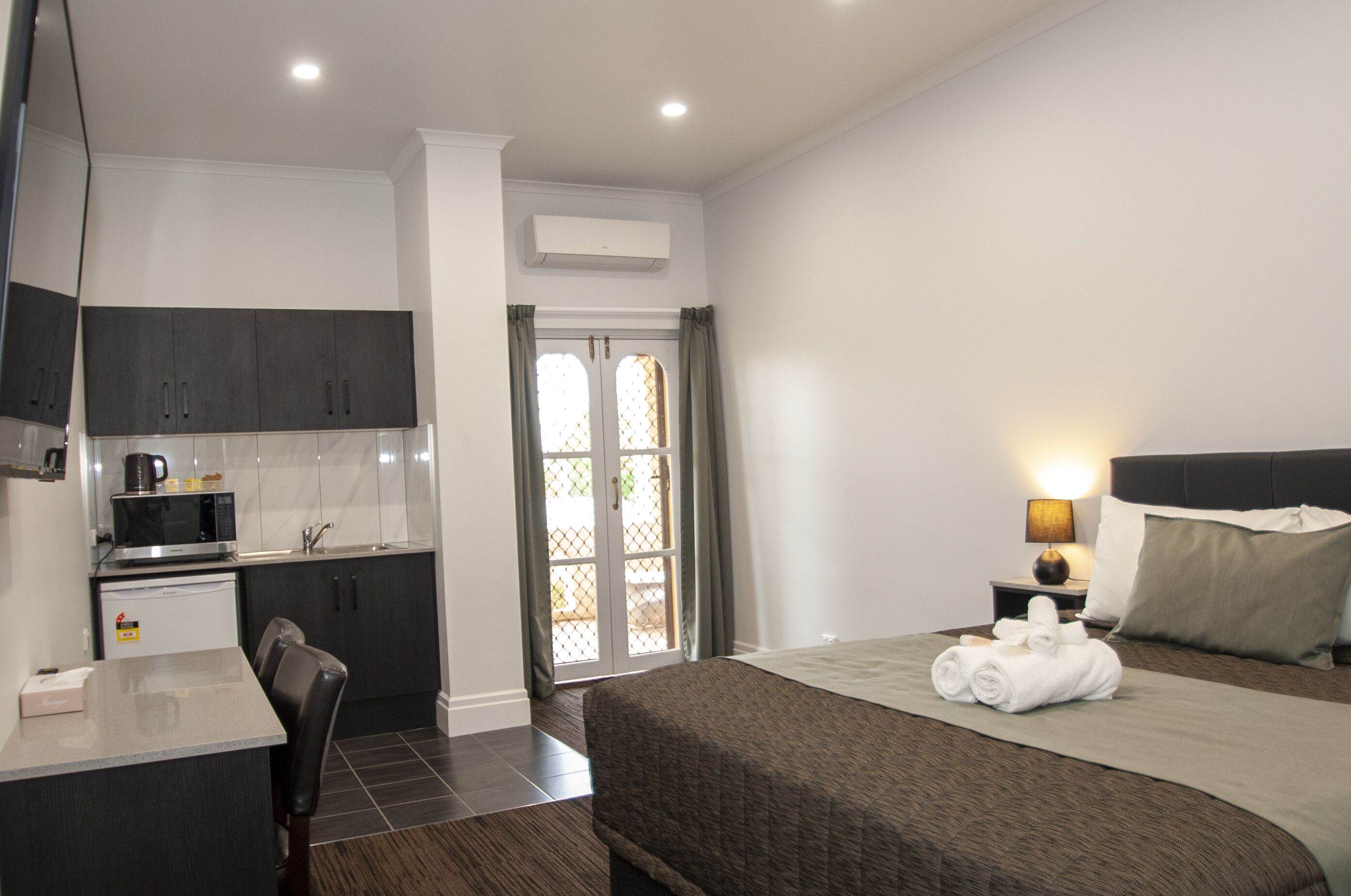 Standard Room, Non Smoking (Queen Suite) | Iron/ironing board, free WiFi, bed sheets