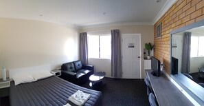 Standard Room, Non Smoking (Queen room garden view) | Free WiFi - Blayney Goldfields Motor Inn (Blayney)