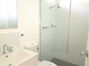 Shower, free toiletries, towels - Blayney Goldfields Motor Inn (Blayney)