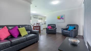 Standaard suite, meerdere slaapkamers, niet-roken, keuken (3 Bedroom Apartment 1Q4S) | Woonkamer | Lcd-televisie