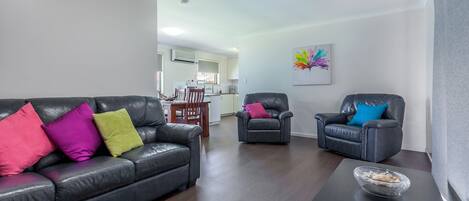 Suite – standard, flere soverom, ikke-røyk, kjøkken (3 Bedroom Apartment 1Q4S) | Oppholdsrom | LCD-TV