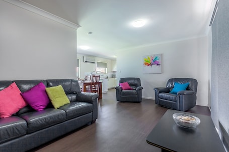 Three Bedroom Apartment (1 Queen, 4 Singles) | Living room. Clifford Gardens Motor Inn