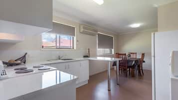 Suite estándar, 2 habitaciones, no fumadores, cocina | Cocina privada | Frigorífico, microondas (previa solicitud) y cafetera o tetera