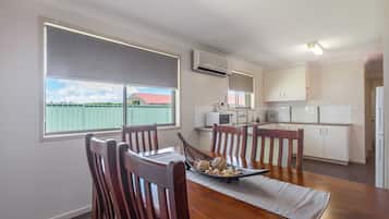 Standard Süit, Birden Çok Yatak Odası, Sigara İçilmez, Mutfak (3 Bedroom Apartment 1Q4S) | Odada yemek servisi