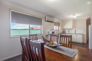 标准套房, 多间卧室, 无烟房, 厨房 (3 Bedroom Apartment 1Q4S) | 客房内用餐