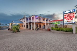 住宿正面 - 傍晚/夜晚