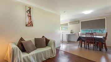 Suite estándar, 2 habitaciones, no fumadores, cocina | Zona de estar | Una televisión LCD