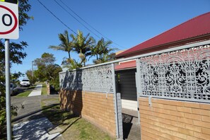 Apartemen Deluks, 1 kamar tidur, dapur kecil, area halaman | Teras/patio