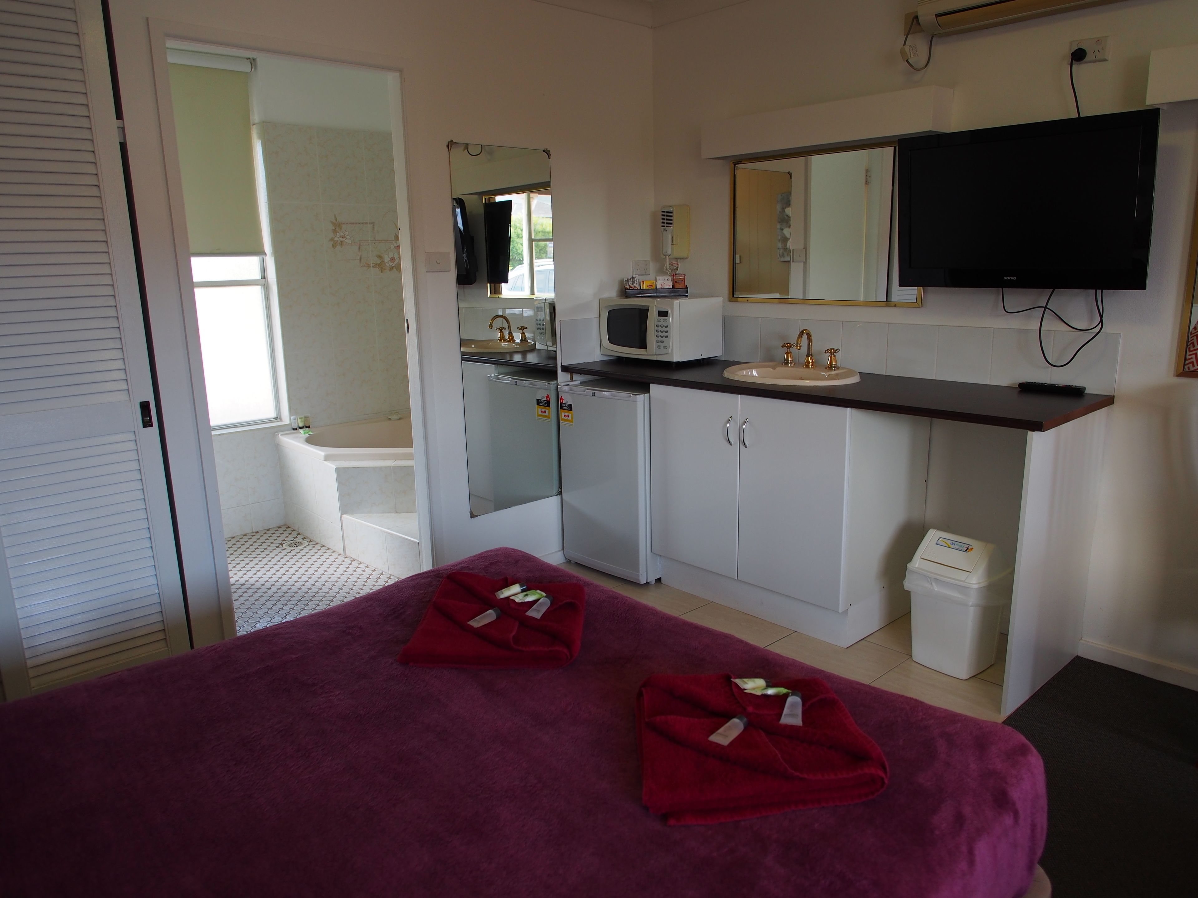 Spa Suite | Individually decorated, desk, blackout curtains, free WiFi