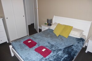 Apartemen Deluks, 1 kamar tidur, dapur kecil, area halaman | Didekorasi berbeda-beda, meja kerja, dan tirai kedap cahaya