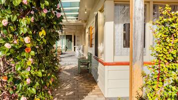 Check-in/check-out kiosk