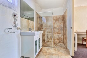Shower, free toiletries, towels - Wintersun Gardens Motel (Bicheno)