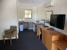 华丽客房, 1 张特大床 | 办公桌、熨斗/熨衣板、免费 WiFi