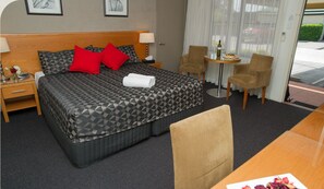 Desk, iron/ironing board, free WiFi - The Grapevine Motel (Denman)