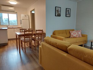 Appartement, 2 slaapkamers (Queen & Double) | Woonruimte | Een flatscreentelevisie, een dvd-speler en een tafeltennistafel