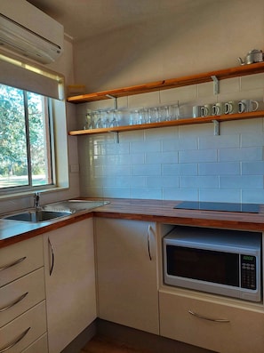 Full-size fridge, microwave, stovetop, electric kettle - Restaway Holiday Units (Porepunkah)