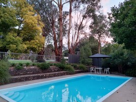 Una piscina al aire libre, sombrillas
